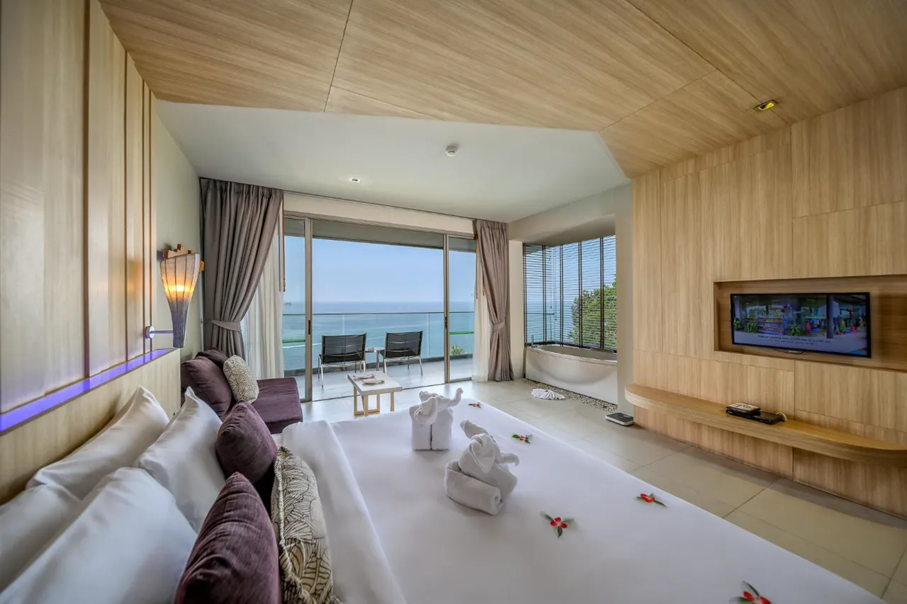 Grand Deluxe Double or Twin Room with Sea View ב־Kalima Resort and Spa