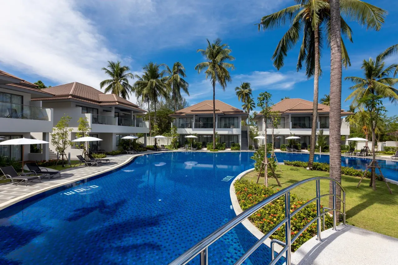 Deluxe Double or Twin Room with Pool View - Family Wing ב־X10 Khaolak Resort