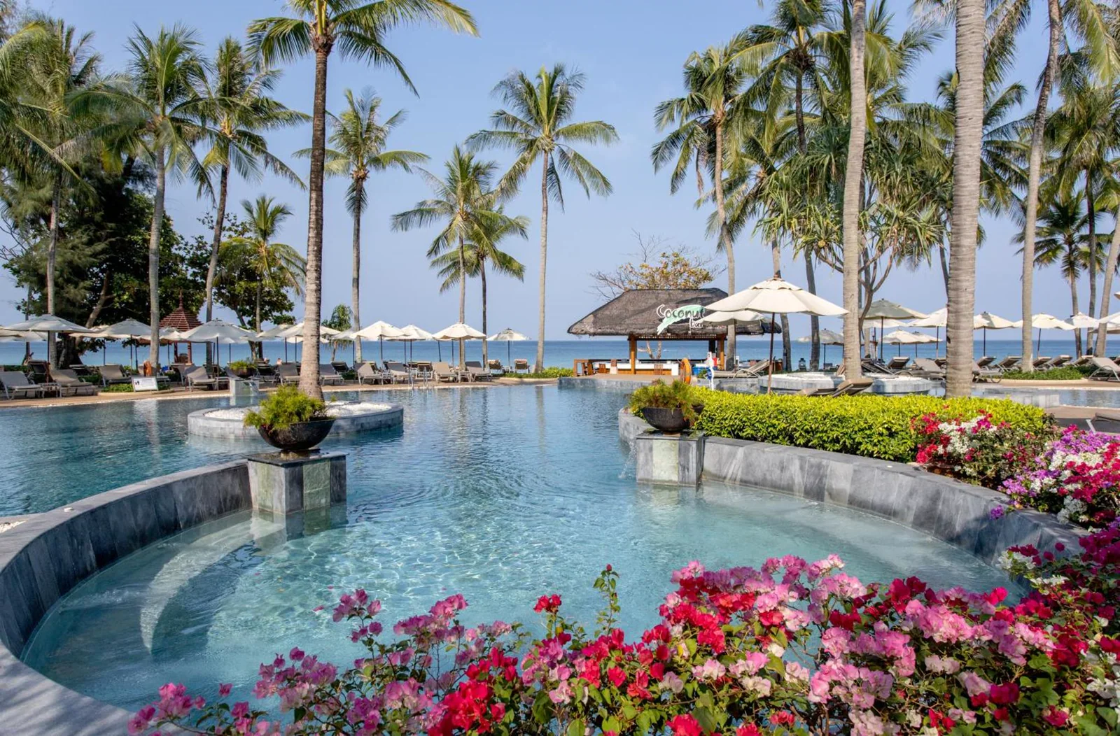 Katathani Phuket Beach Resort: בריכות, ילדים ומתקנים
