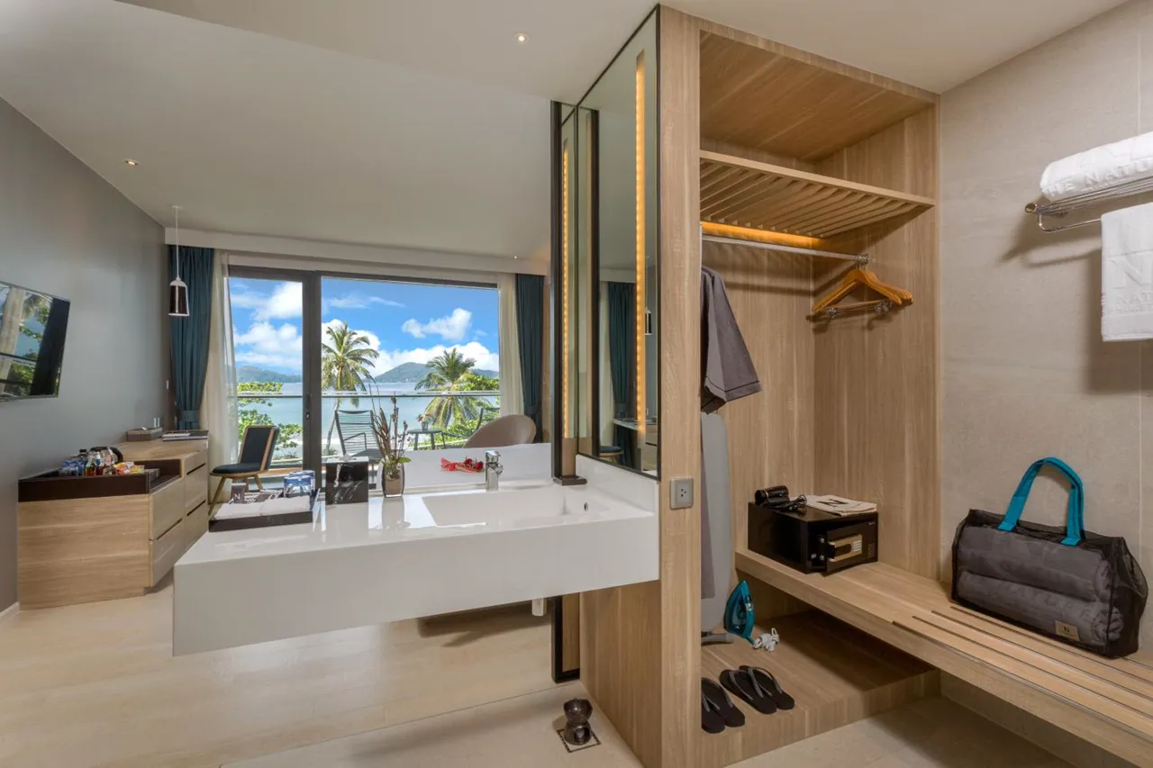 Deluxe Double Room with Sea View ב־The Nature Phuket