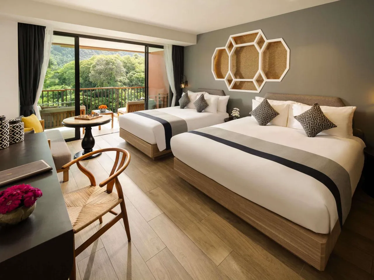 Deluxe Family Room, Mountain View, 1 King Bed and 1 Queen Bed, Balcony ב־Avista Grande Phuket Karon - MGallery