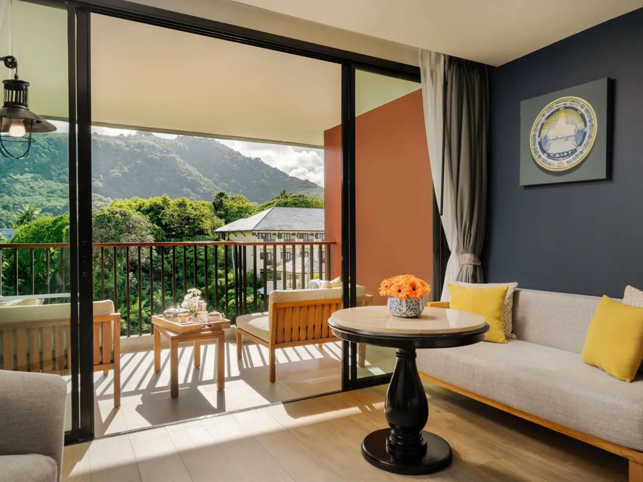 Deluxe Room, Mountain View, 1 King Bed, Balcony ב־Avista Grande Phuket Karon - MGallery