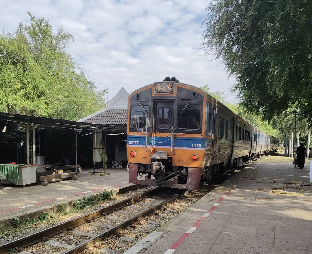 רכבת בתחנה בקנצ׳נבורי