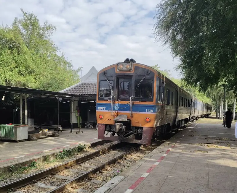 רכבת בתחנה בקנצ׳נבורי