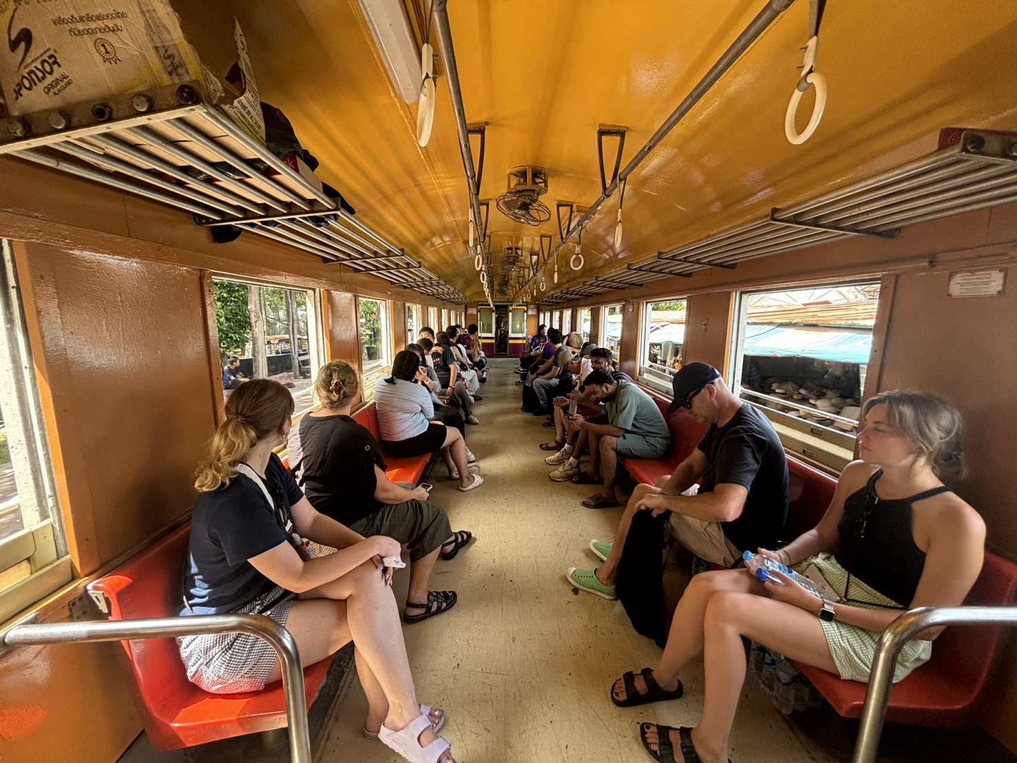 נוסעים בתוך קרון הרכבת בקנצ׳נבורי