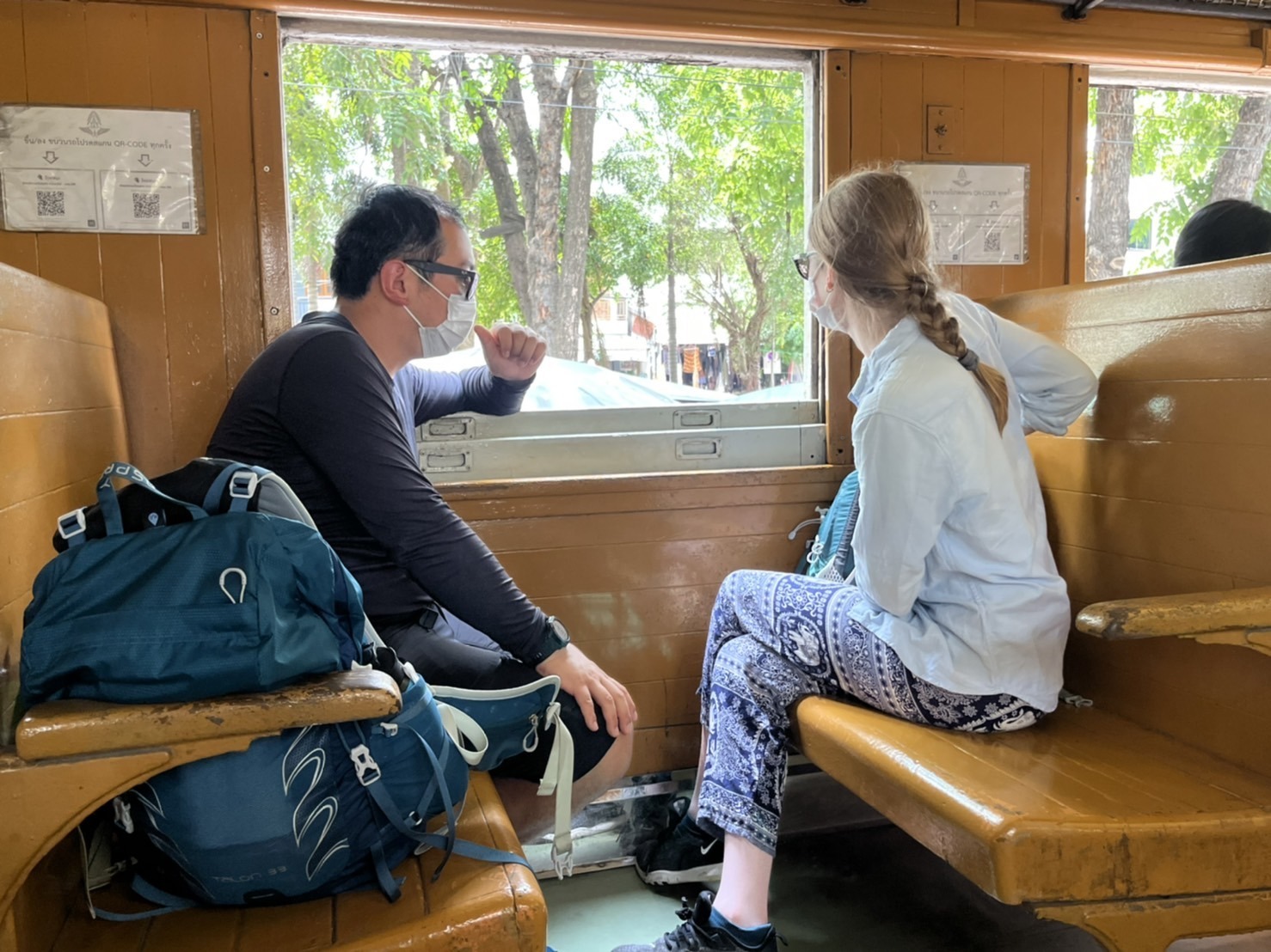 נוסעים בתוך קרון הרכבת בדרך בקנצ׳נבורי