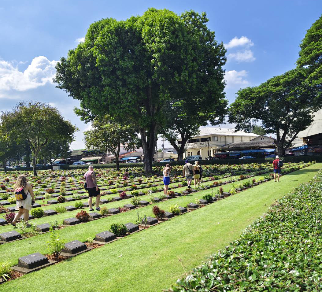 בית העלמין הצבאי המטופח בקנצ׳נבורי