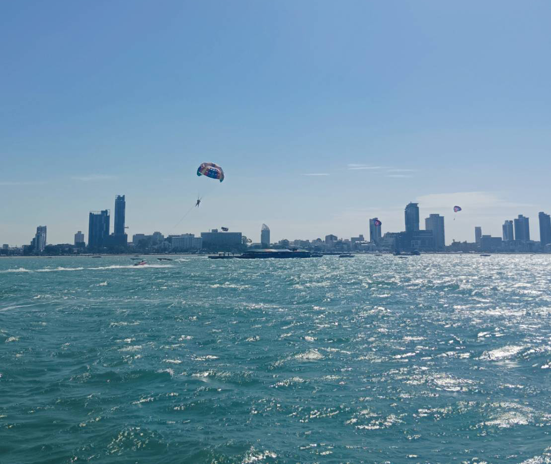 מצנח רחיפה מעל מפרץ פטאיה